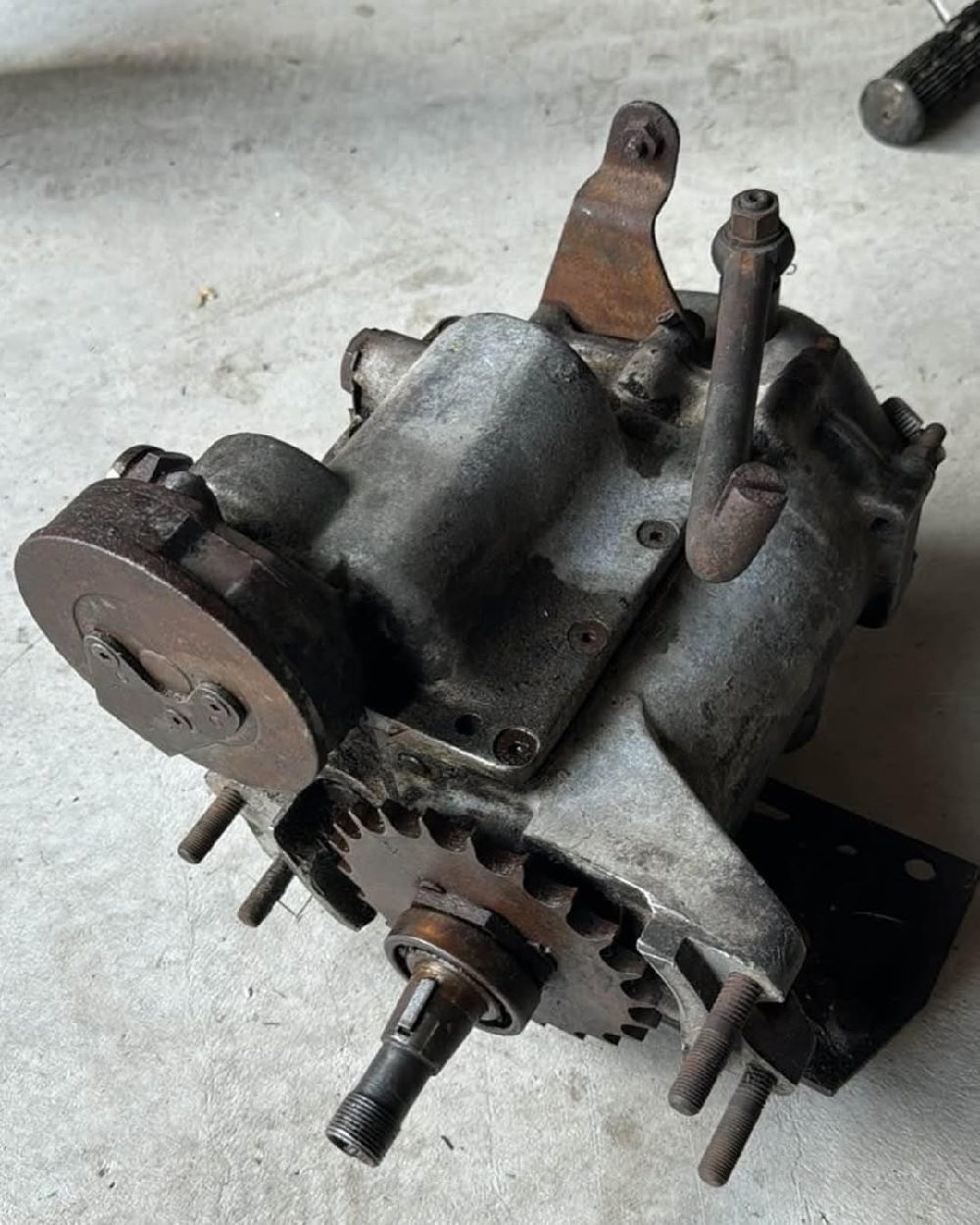 Old 4 speed Harley transmission Has the “mid” length mainshaft
