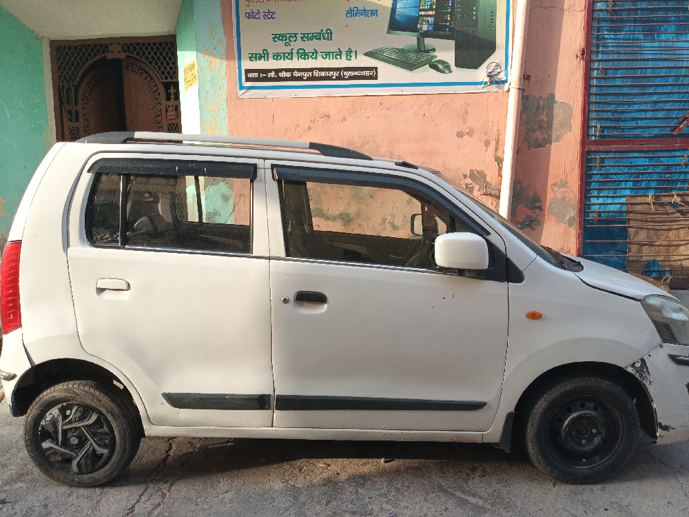 2015 model Wegnor car Delhi number