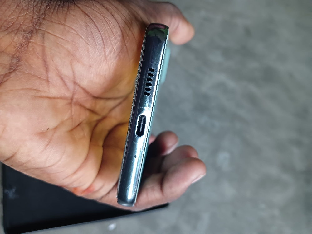 Samsung Galaxy A73 5G--- (box nai).. kono somosha oo nai