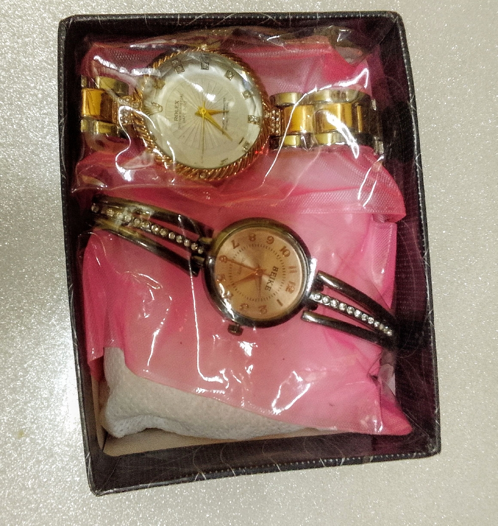 There are two watches here. And two women's watches. 1st