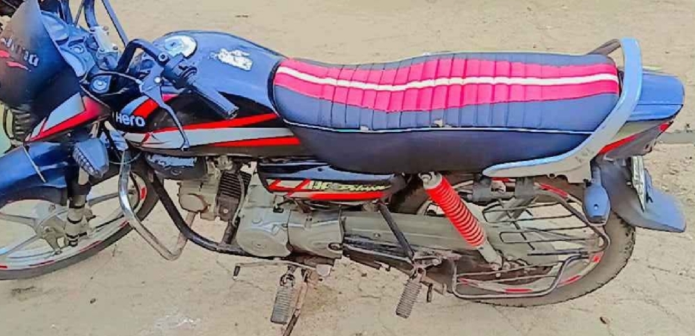 2022 model deluxe 15000 km running only rate 35000