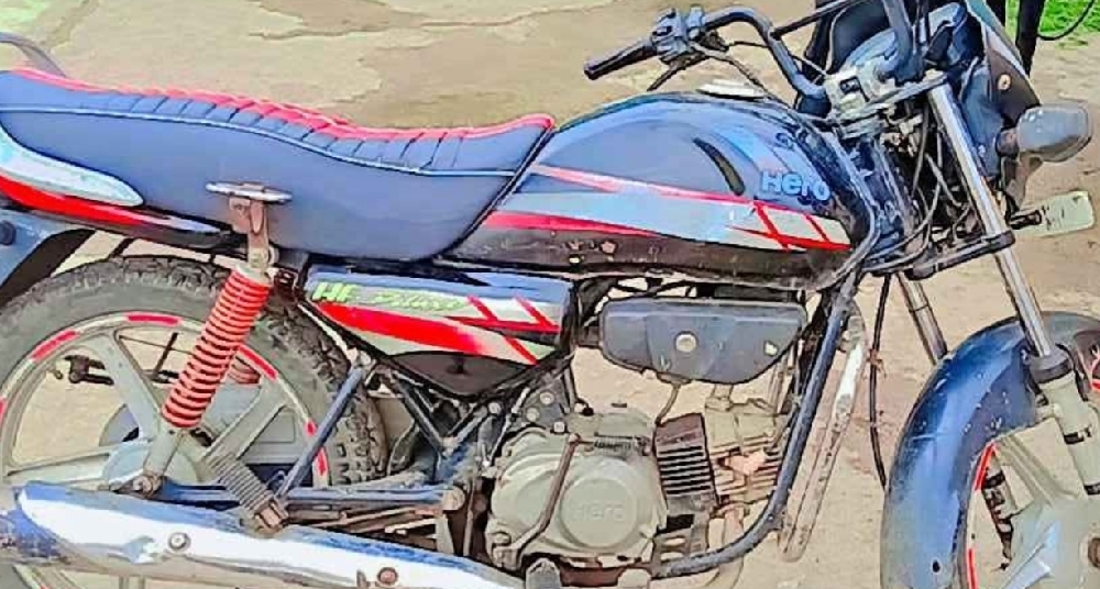 2022 model deluxe 15000 km running only rate 35000