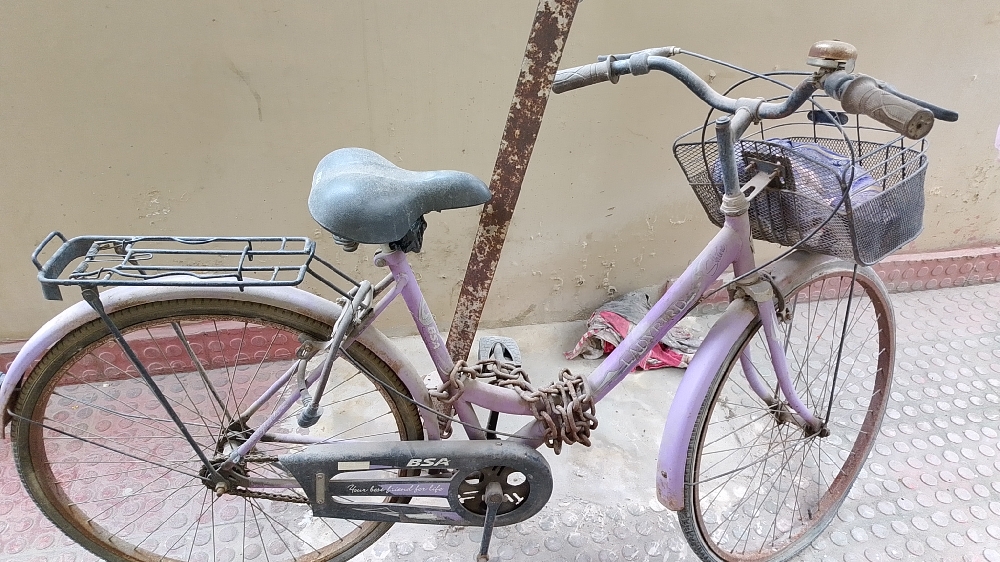 Ladies cycle for urgent sell. In full working condition Colour