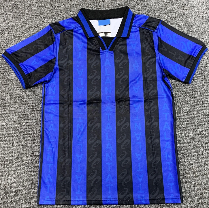Ce maillot sportif se distingue par son design élégant et