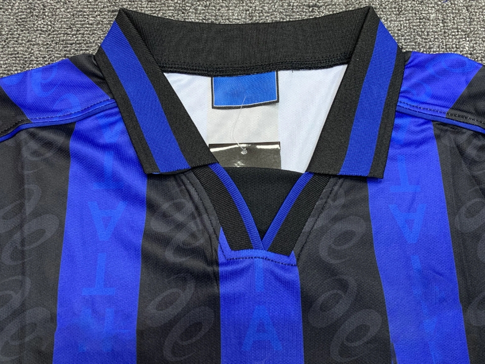 Ce maillot sportif se distingue par son design élégant et
