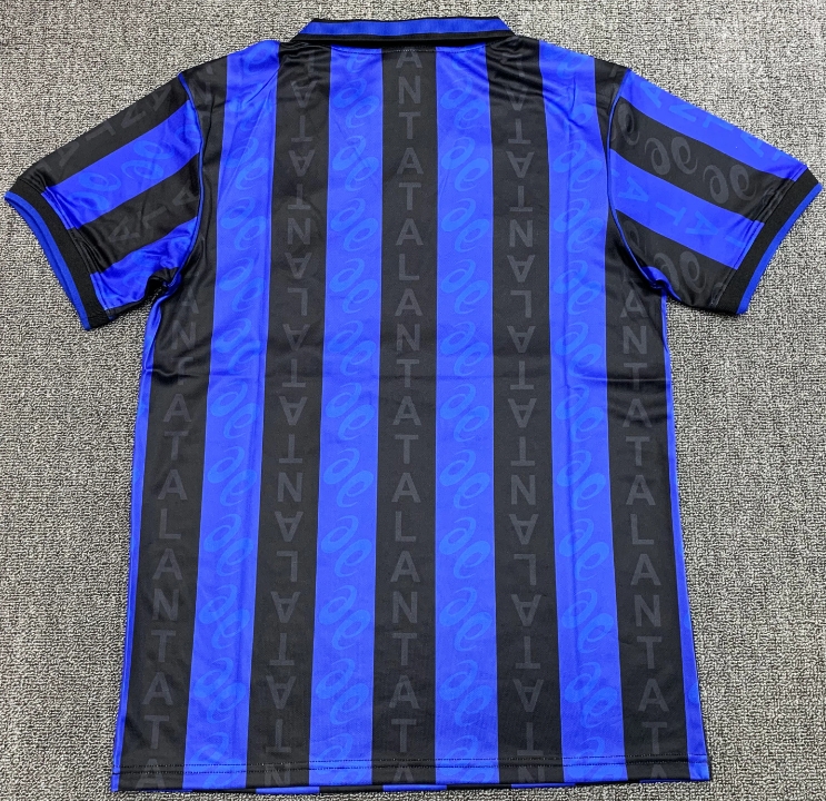Ce maillot sportif se distingue par son design élégant et