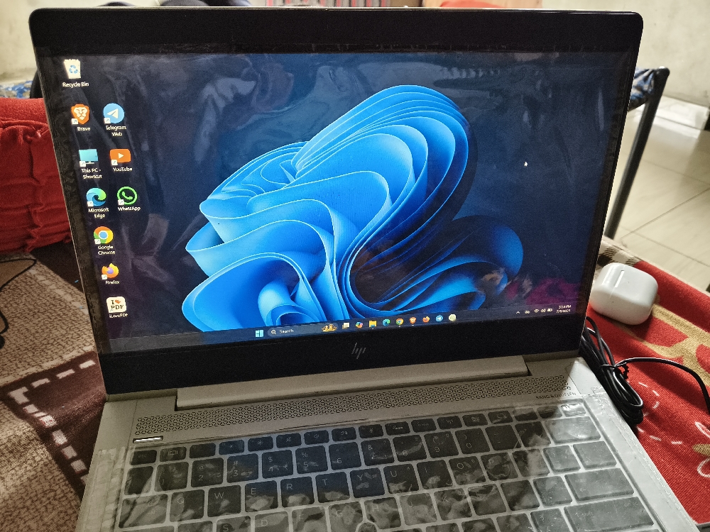 HP ELITE BOOK 830G5 15 8th generation 256 GB SSD