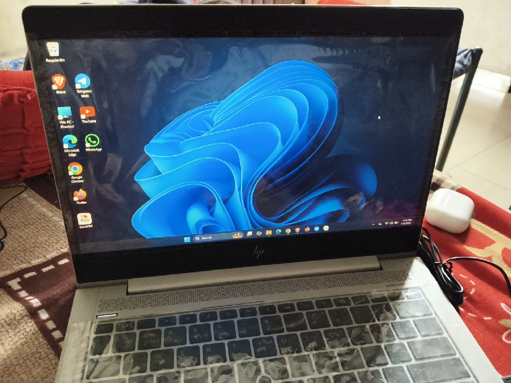 HP ELITE BOOK 830G5 15 8th generation 256 GB SSD
