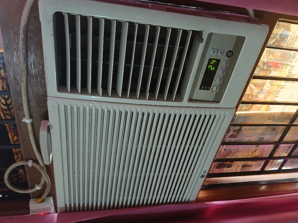 LG AC 1.5 Ton 3 years used in a good