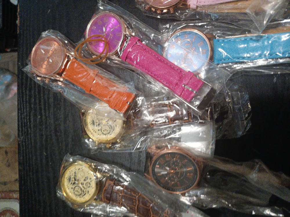 GENEVA FASHION STYLE WATCHES FOR MEN AND WOMEN COMES IN