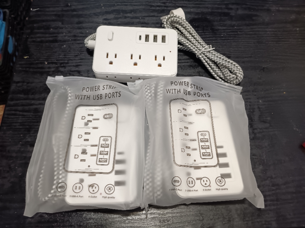 8FT FAST SPEED POWER STRIP WITH USB CHARGING PORT HAS