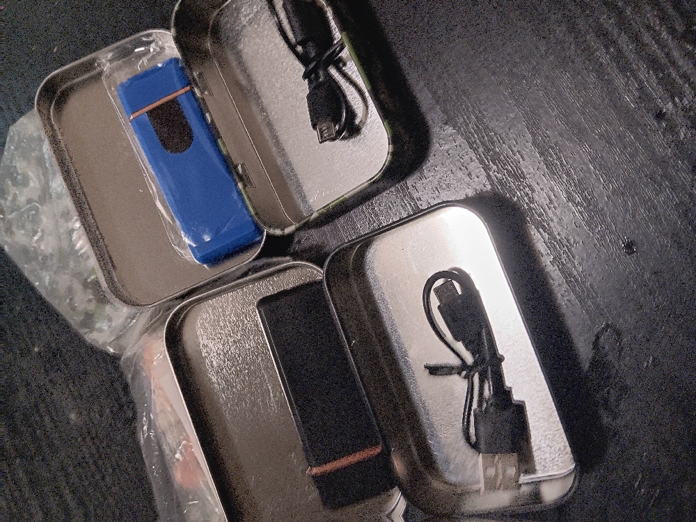 MINI PORTABLE POCKET SIZE TRAY WITH RED CHARGEABLE FLAMMABLE LIGHTER