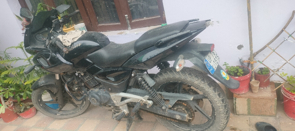 Pulser 220 f 2011 bajaj model km 500000