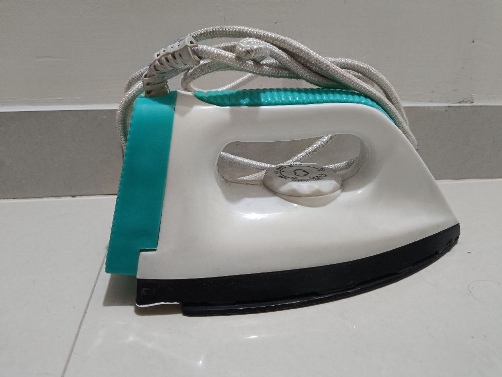 Orian Iron for clothes 100% shock proof 230-240V AV, 50/60Hz