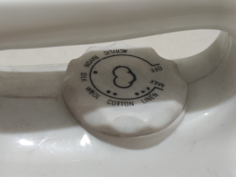 Orian Iron for clothes 100% shock proof 230-240V AV, 50/60Hz