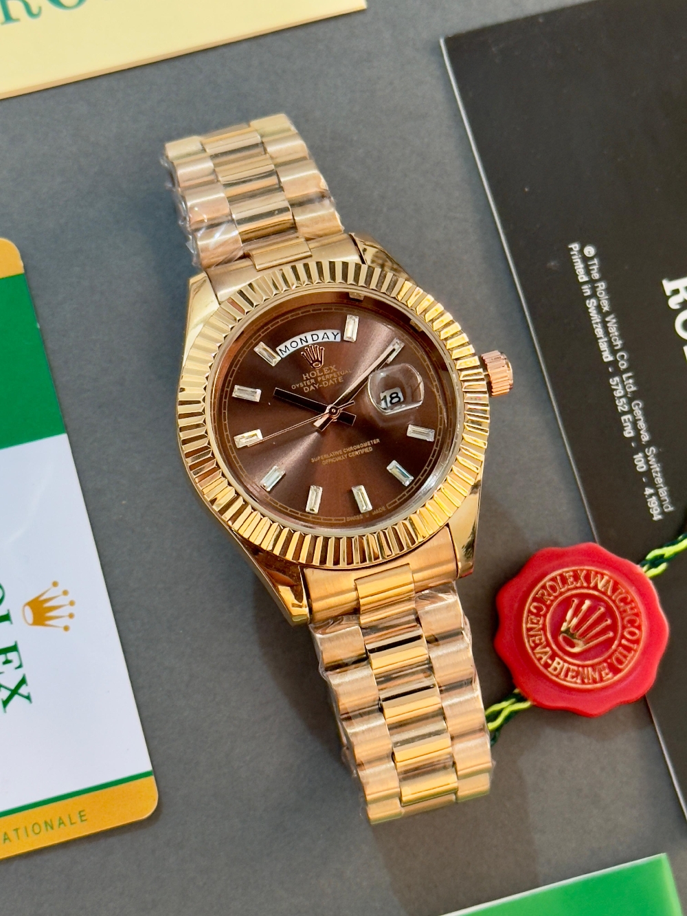 * For men’s *Features:-👇* • Quartz movement • ⁠Date window
