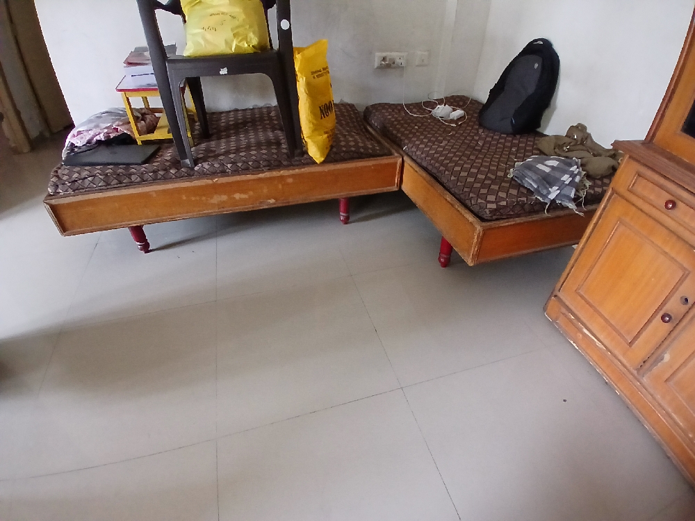 3 bads and 1 showpiece table big
