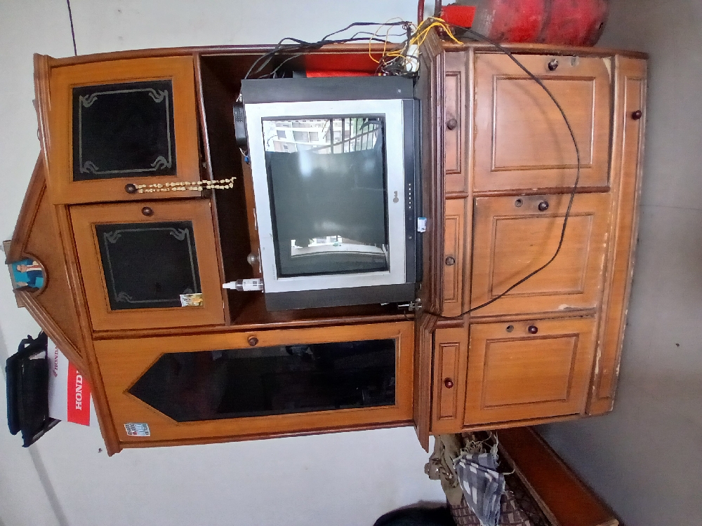 3 bads and 1 showpiece table big