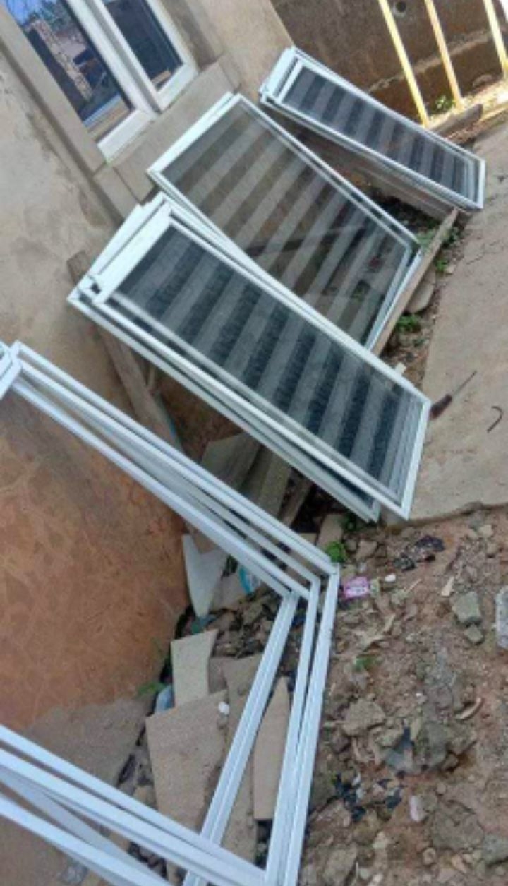 Repair windows or door mosquitos Net and aluminum general maintenance