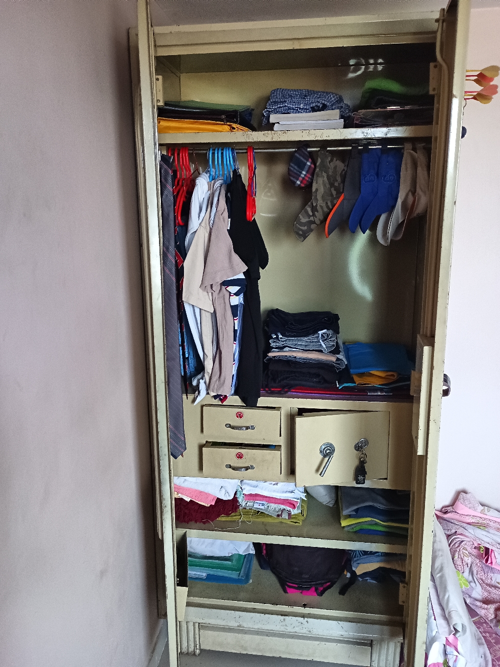 Metal almirah in good condition