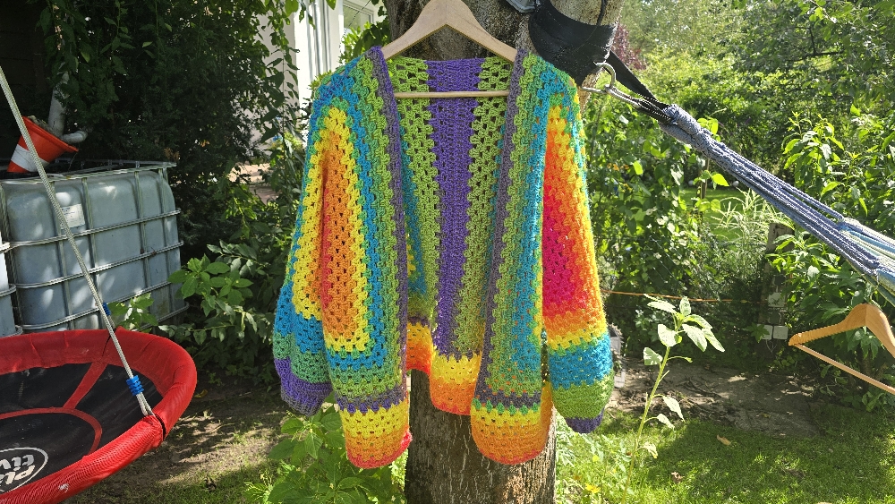 Ein echter Hingucker! Mit viel Liebe gehäkelt, in strahlenden Regenbogenfarben.