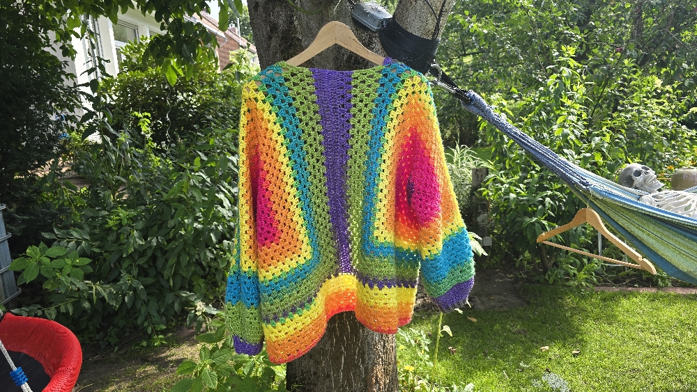 Ein echter Hingucker! Mit viel Liebe gehäkelt, in strahlenden Regenbogenfarben.