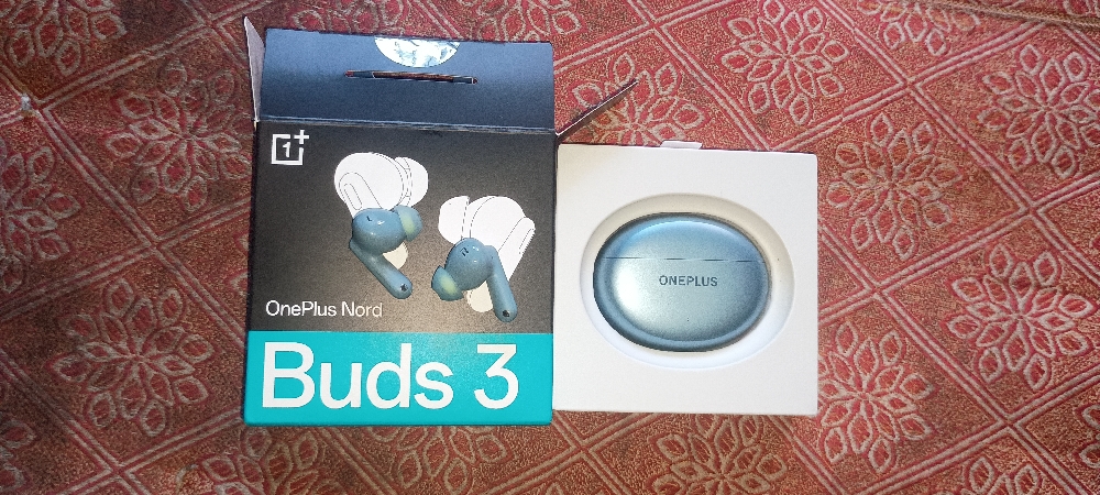 One plus ear buds with bill