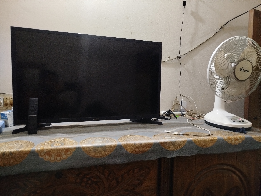 Samsung T45 Smart 32" অরিজিনাল রিমোট, অরিজিনাল হ্যাঙ্গার, এবং বক্স