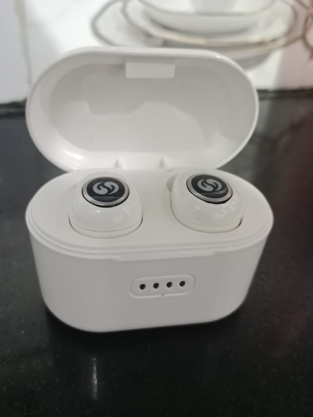 Earbuds wireless charging