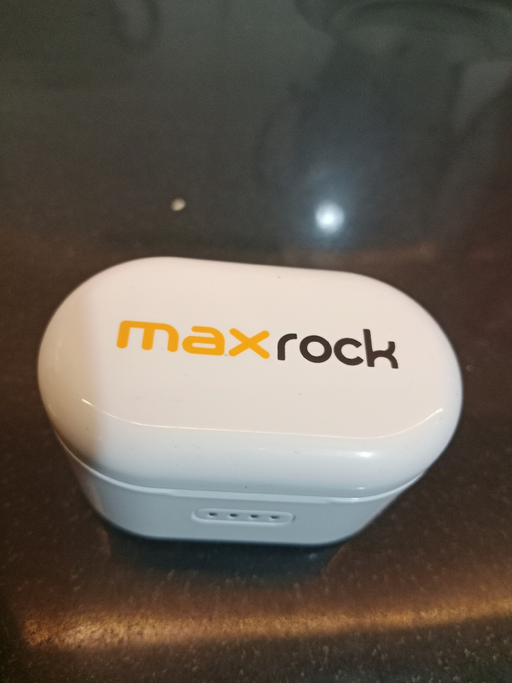 Earbuds wireless charging