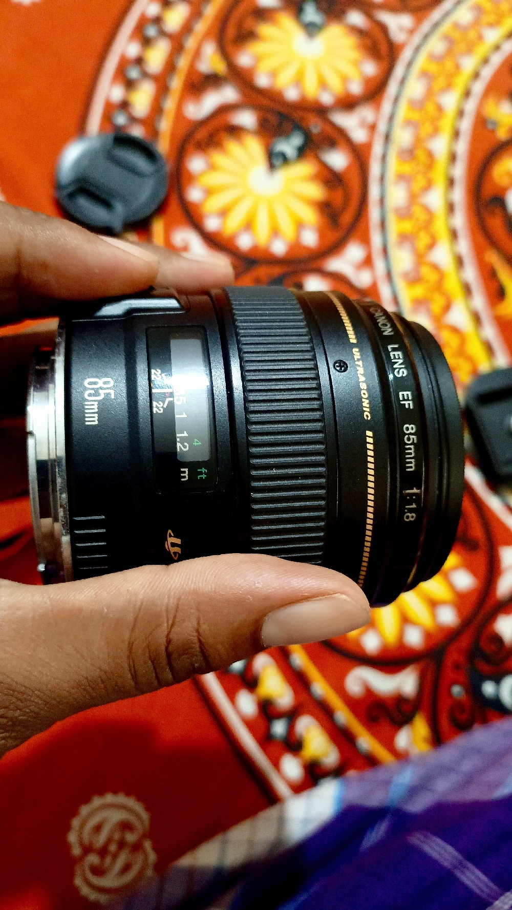 একটি প্রাইম লেন্স বিক্রি হবে canon 85 mm প্রায় ছয়