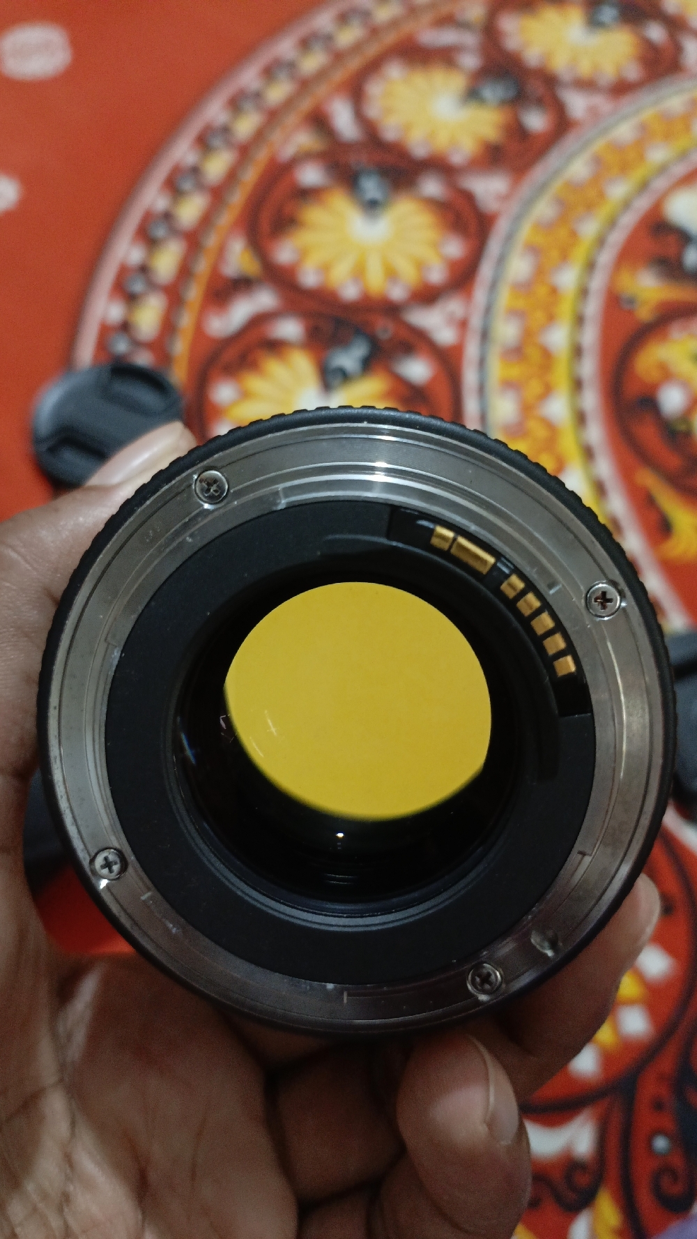 একটি প্রাইম লেন্স বিক্রি হবে canon 85 mm প্রায় ছয়