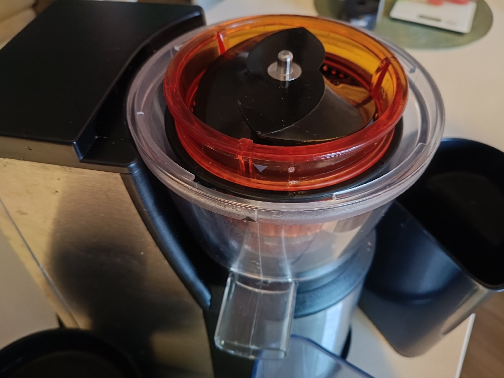 estrattore di succo per realizzare succhi di frutta e verdura,