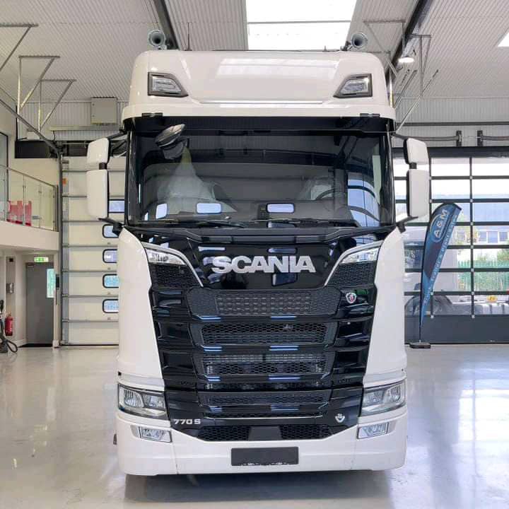 Engine: It is equipped with a powerful 16.4-liter V8 engine.
