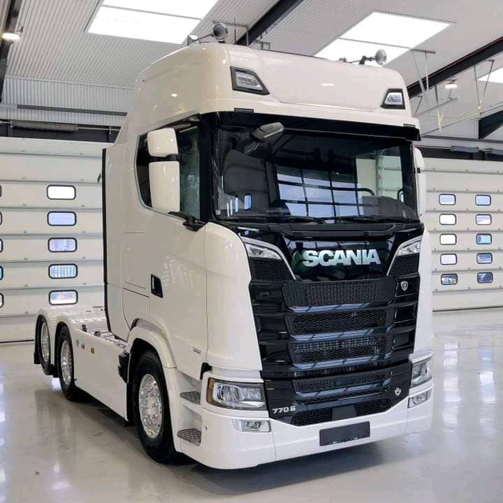 Engine: It is equipped with a powerful 16.4-liter V8 engine.