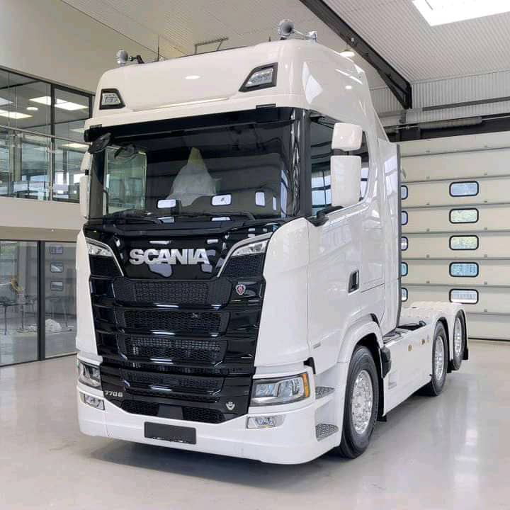 Engine: It is equipped with a powerful 16.4-liter V8 engine.
