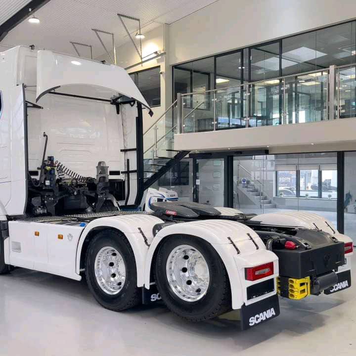 Engine: It is equipped with a powerful 16.4-liter V8 engine.