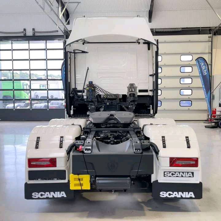 Engine: It is equipped with a powerful 16.4-liter V8 engine.