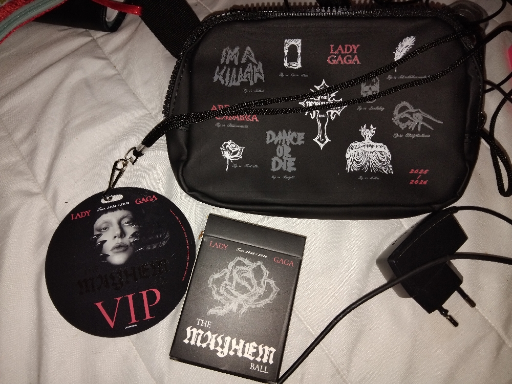 Lady Gagan The Mayhem Ball -kiertueen VIP-merchandise-pakettia. KERÄILY osana eksklusiivista