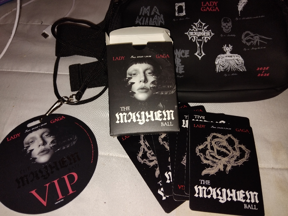 Lady Gagan The Mayhem Ball -kiertueen VIP-merchandise-pakettia. KERÄILY osana eksklusiivista