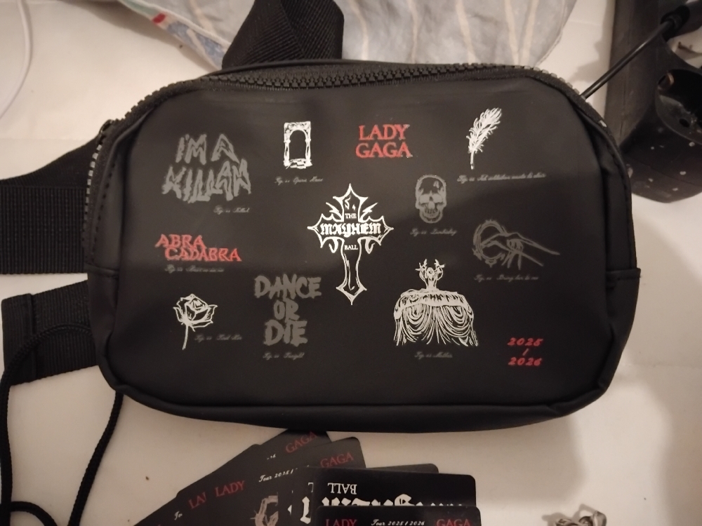 Lady Gagan The Mayhem Ball -kiertueen VIP-merchandise-pakettia. KERÄILY osana eksklusiivista