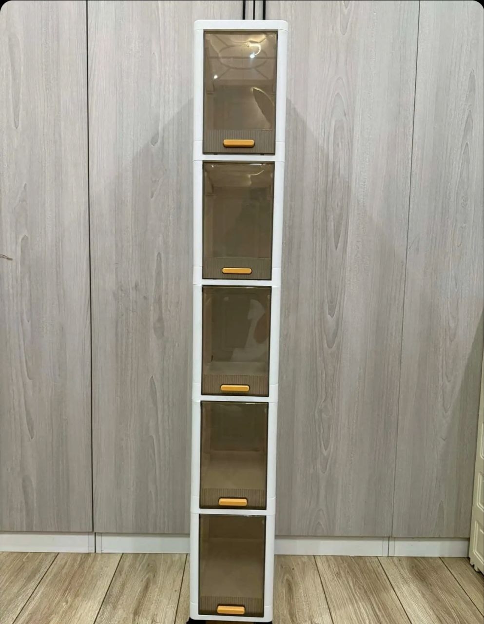 Dimensioni: circa 143 cm di altezza, 20 cm lunghezza e