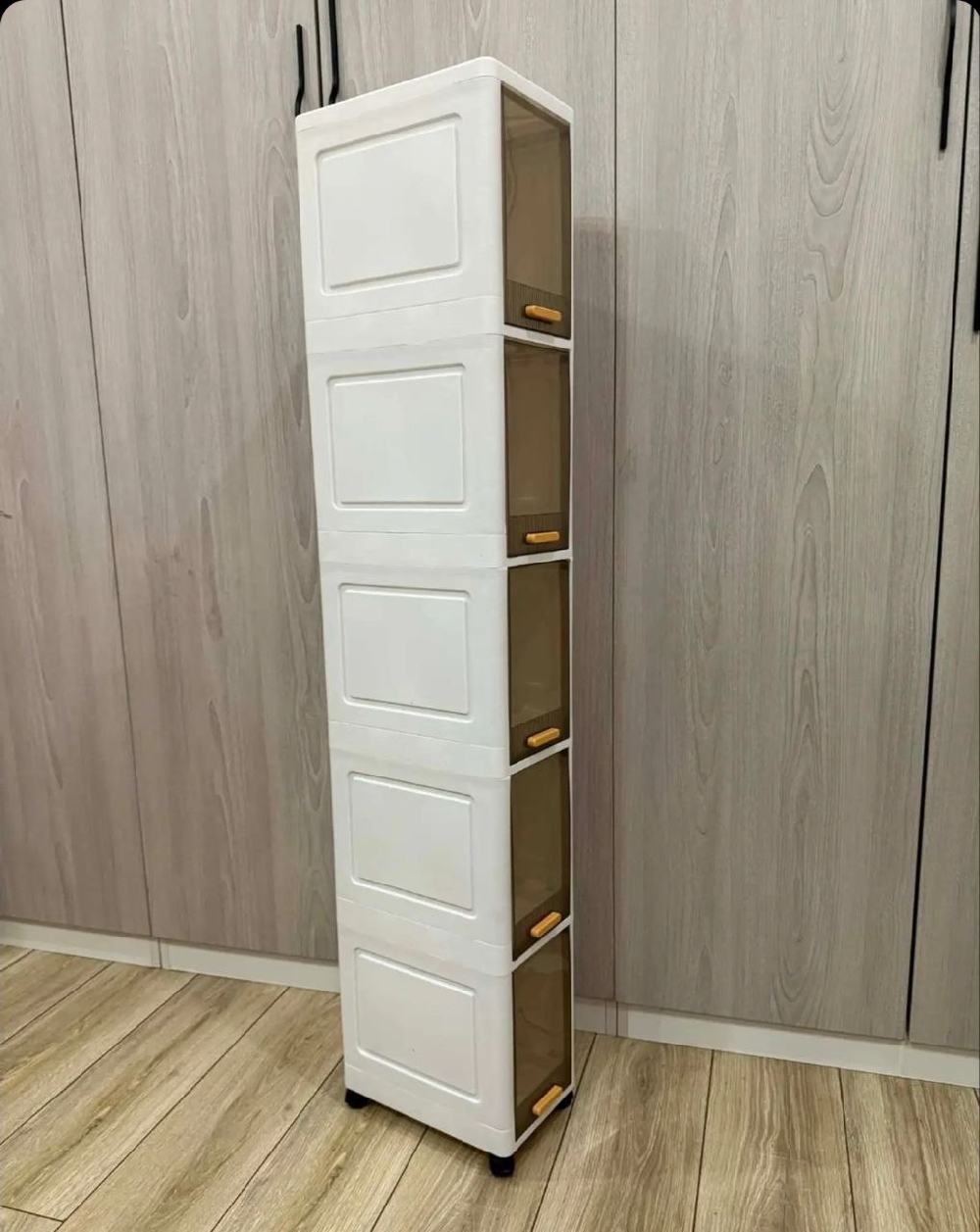 Dimensioni: circa 143 cm di altezza, 20 cm lunghezza e