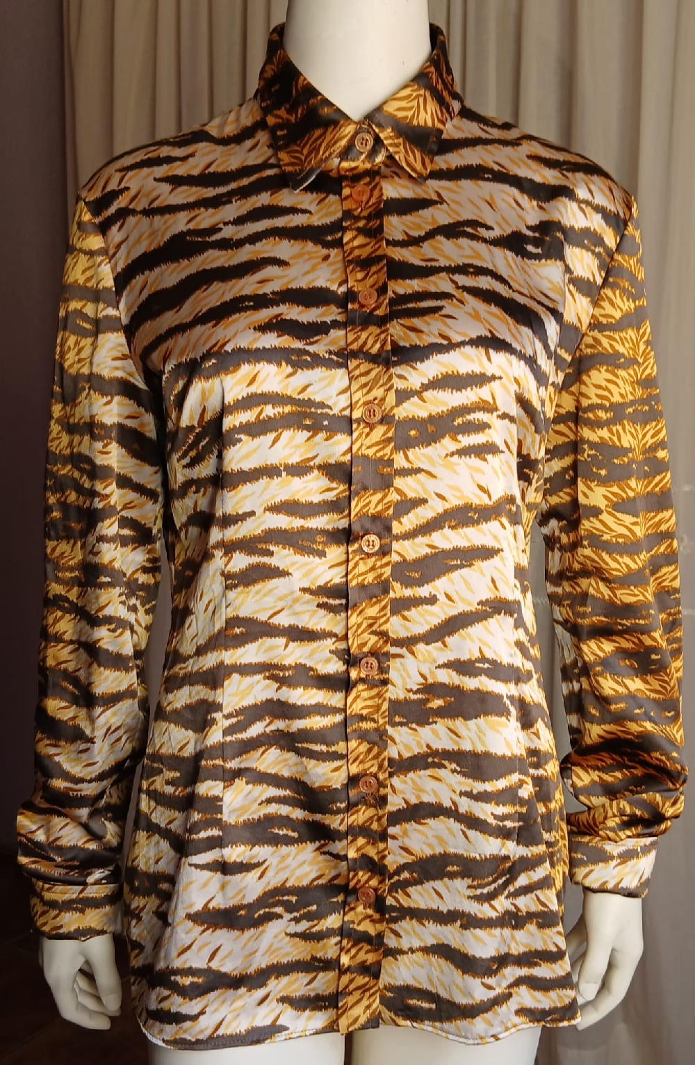 Blusa de seda dolce&gabbana,en excelente estado como nueva talla XL,puesta