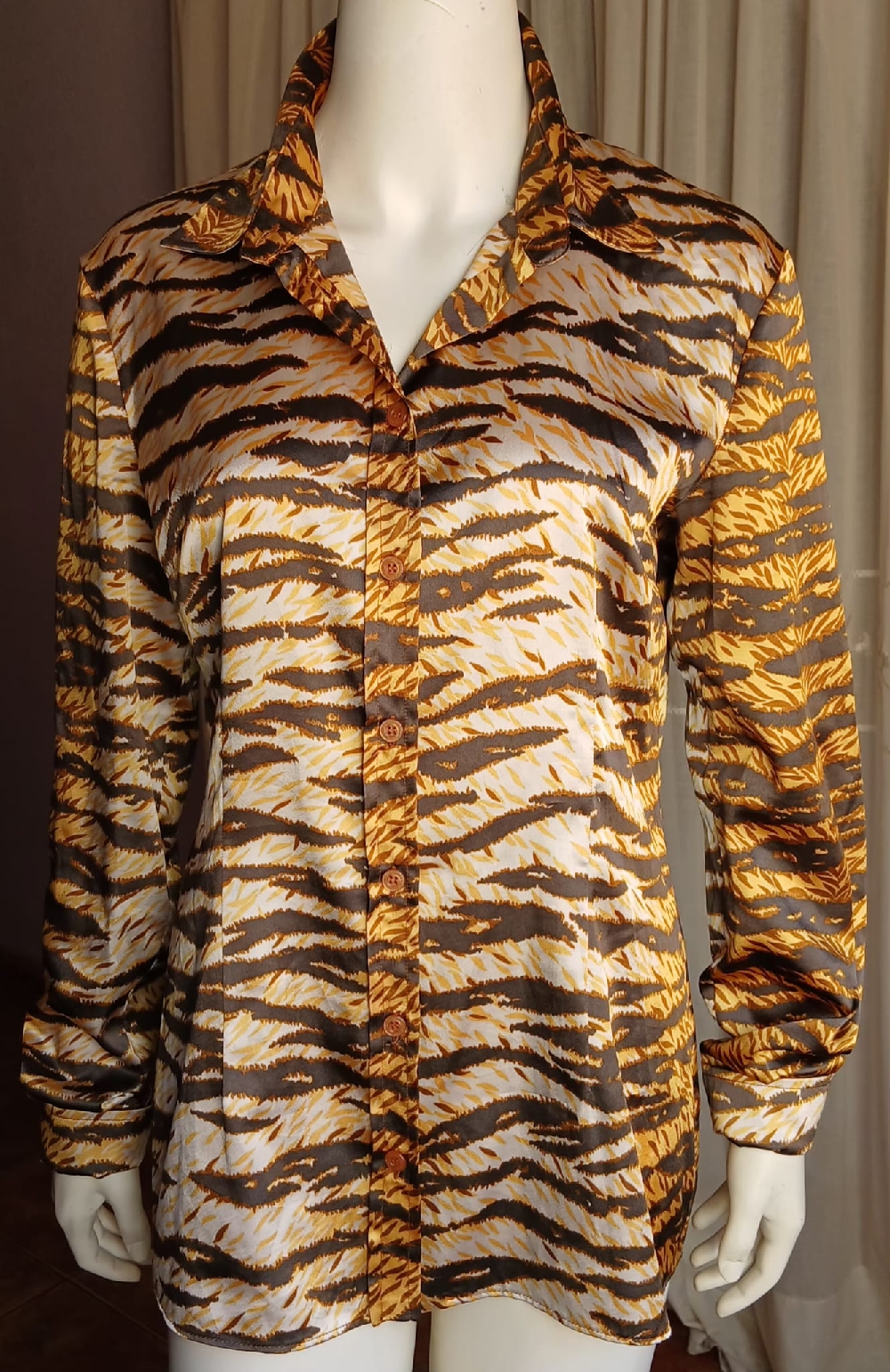 Blusa de seda dolce&gabbana,en excelente estado como nueva talla XL,puesta