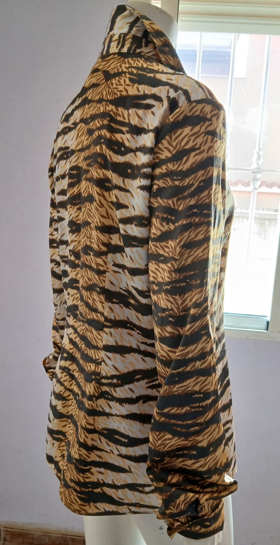 Blusa de seda dolce&gabbana,en excelente estado como nueva talla XL,puesta