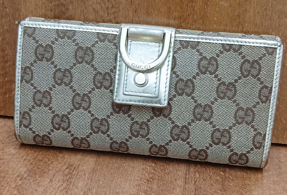 Cartera gucci en excelente estado,poco uso,mide 10cm de alto×19cm de
