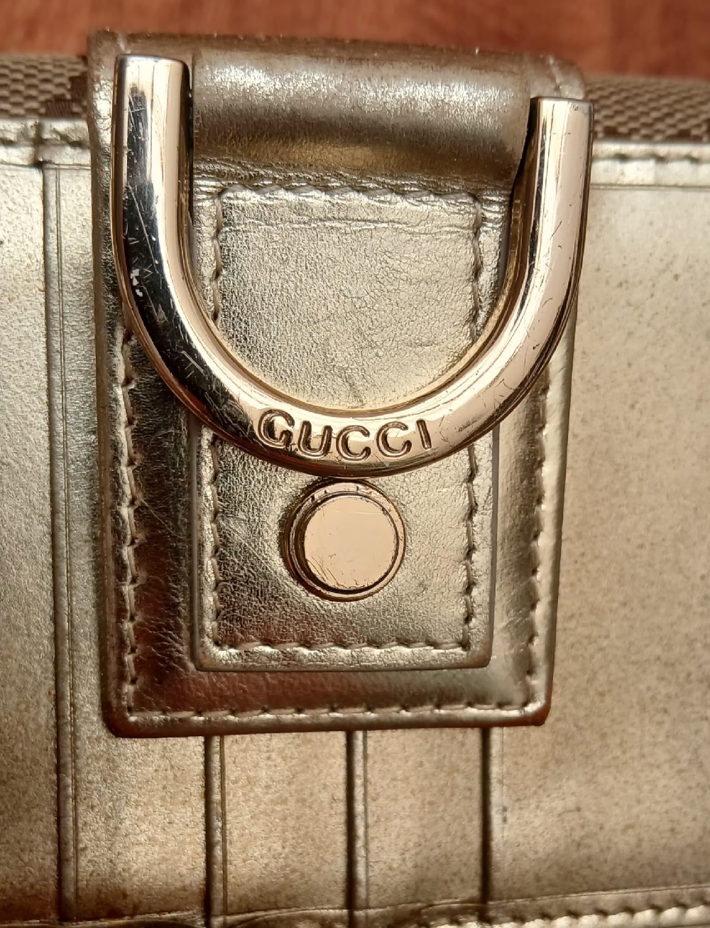 Cartera gucci en excelente estado,poco uso,mide 10cm de alto×19cm de