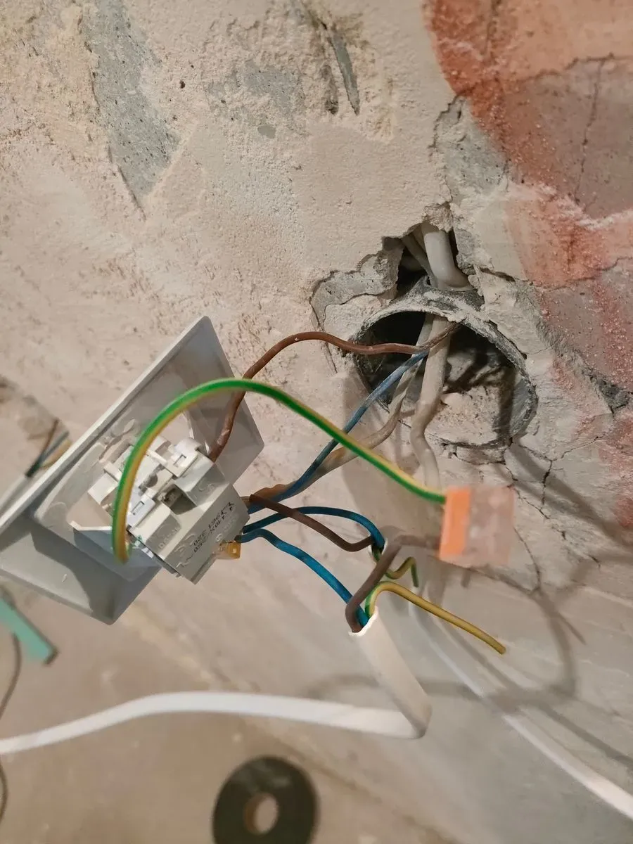 Wymiana uszkodzonego gniazda