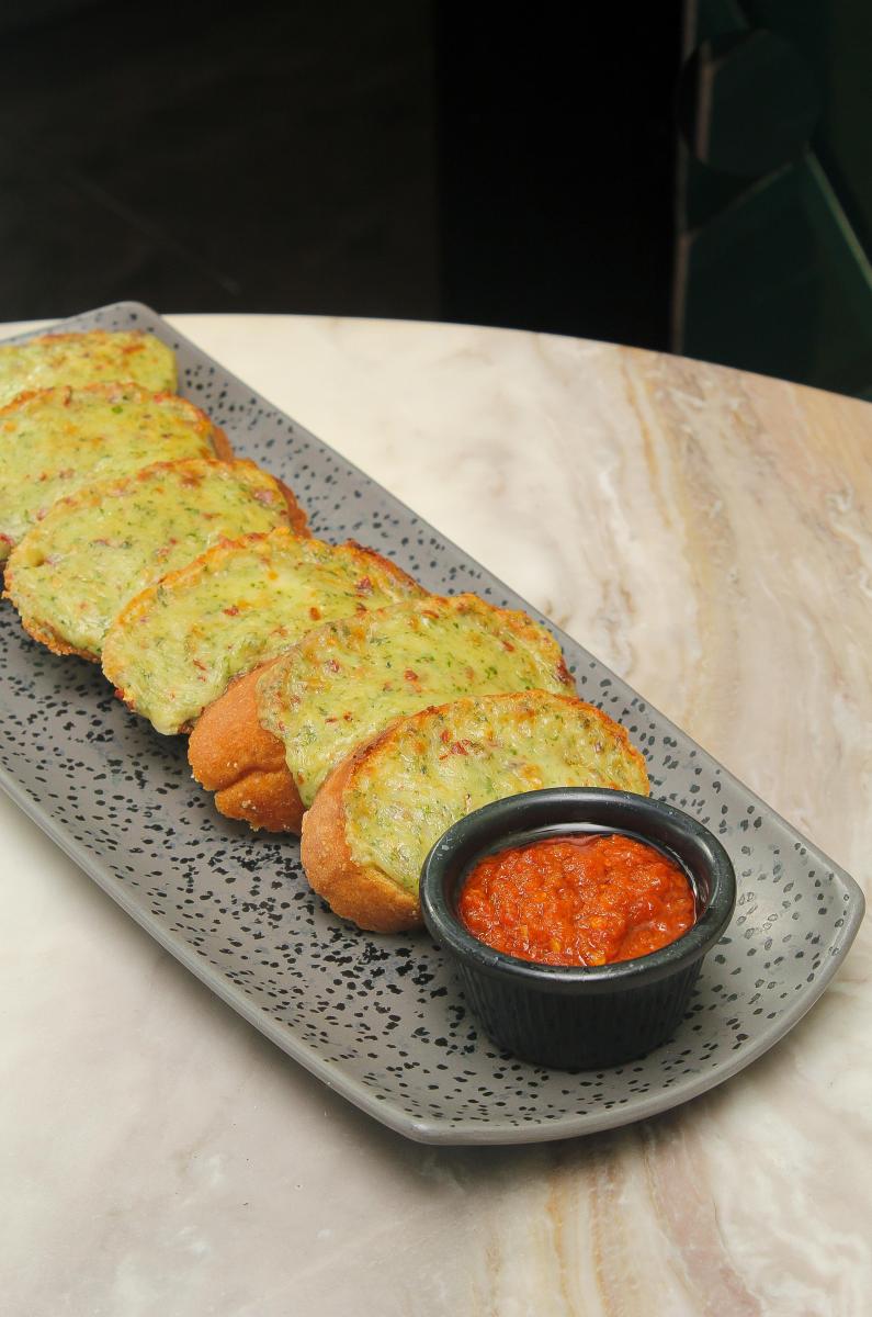 GARLIC CHEESE BREAD